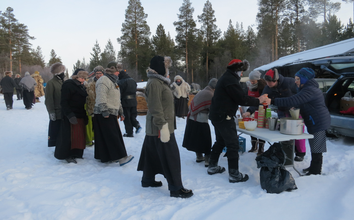 Lang kø på matserveringa. Foto: Karine Bogsti